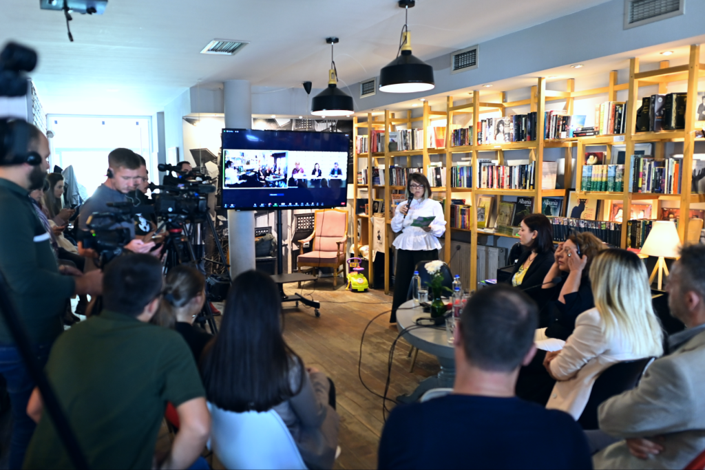 Press conference, a number of people gathered to watch the launch