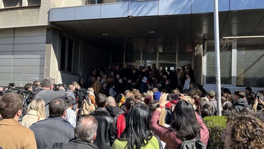 A group of people demonstrating in front of the University of Belgrade.