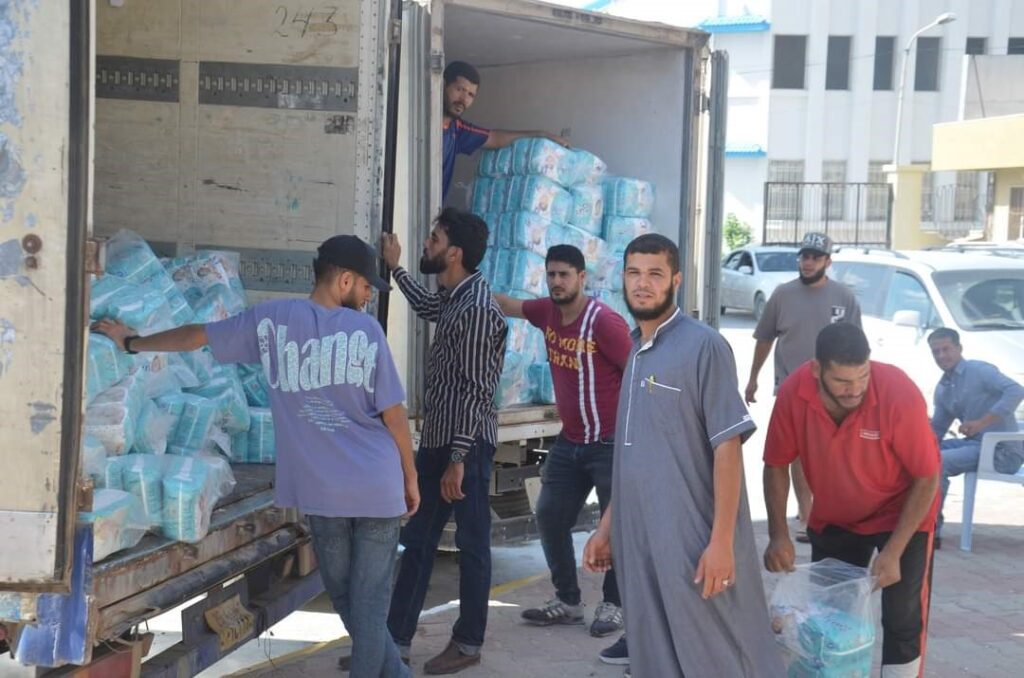 Members of Nalut SPP loading trucks with aid to send to victims of the floods in Derna.